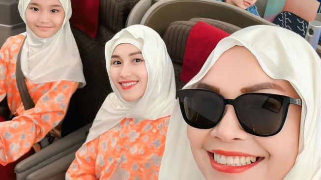 Ayu Ting Ting pergi umrah (Instagram)