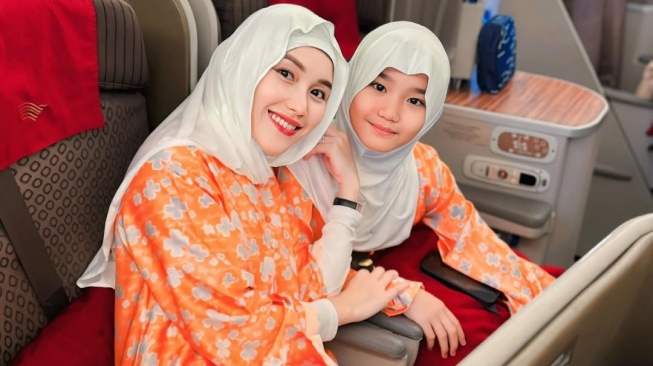 Ayu Ting Ting pergi umrah (Instagram)