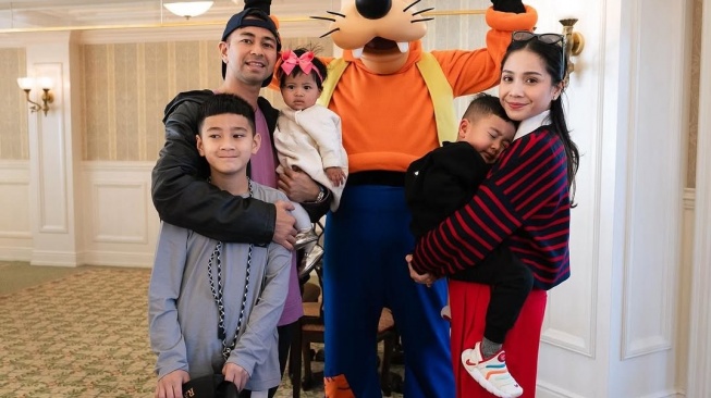 Raffi Ahmad, Nagita Slavina, Rafathar, Rayyanza, dan Lily. (Instagram/raffinagita1717)