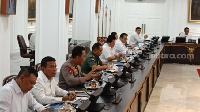 Presiden RI Prabowo Subianto menggelar rapat terbatas mengenai persiapan Natal 2024 dan Tahun Baru 2025. (Suara.com/Novian)