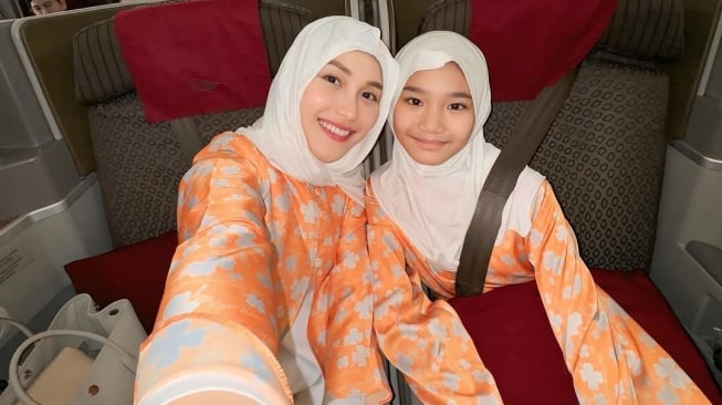 Gaya Mewah Ayu Ting Ting Serba Hermes saat Umrah, Gantungan Tas Seharga Motor Baru Bikin Melongo