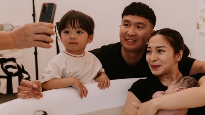 Menaksir Biaya Persalinan Anak Kedua Nikita Willy: Water Birth Dibantu Bidan Langganan Artis 'Twilight'