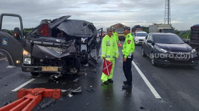 Hantam Truk di Tol Tangerang-Merak Mobil Elf Ringsek, Satu Penumpang Tewas