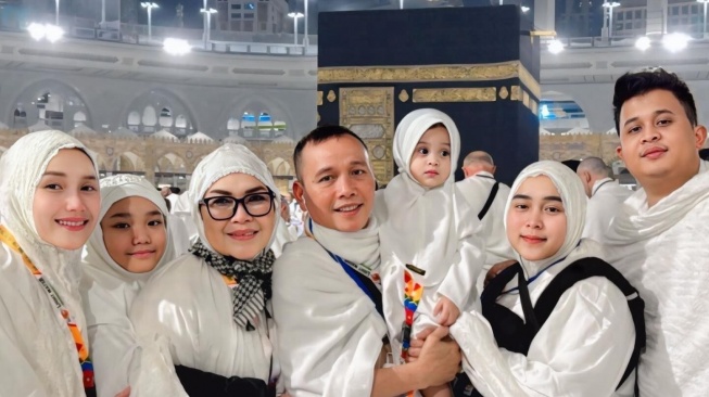 Ajak Keluarga Besar Umrah Private VIP, Ayu Ting Ting Harus Keluarkan Uang Segini Banyak?