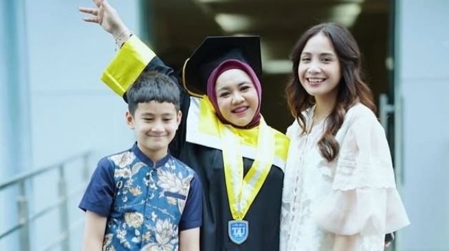 Mbak Lala pengasuh Rafathar wisuda S1 (Instagram/@shela_lala96)