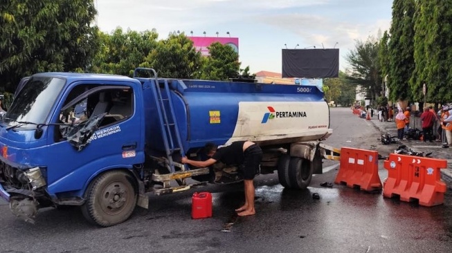 Kronologi Truk Tangki Pertamina Ugal-ugalan Tabrak 2 Motor