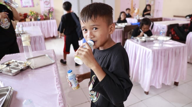 Nutrisi Sehat untuk Anak: Simulasi Program Makanan Bergizi Gratis di Langowan dan Bitung