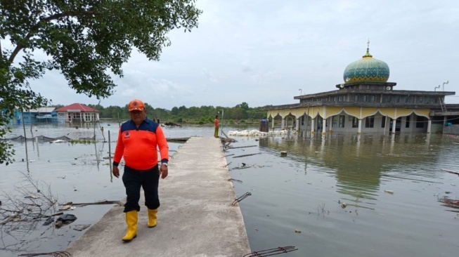 Tanggul Jebol 300 Meter! Ribuan Rumah di Tulang Bawang Terendam Banjir Rob