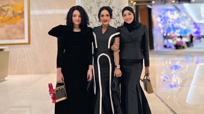 Amora Lemos, Kris Dayanti dan Aurel Hermansyah dalam outfit serba hitam. [Instagram]