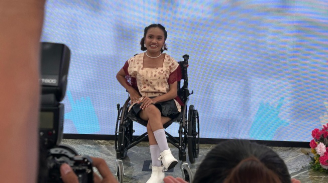 Momen gemas dan haru model disabilitas fashion show pakai rancangan busana desainer ternama di ajang Harmoni Inklusif, Sabtu (14/12/2024) (Suara.com/Dini Afrianti Efendi)