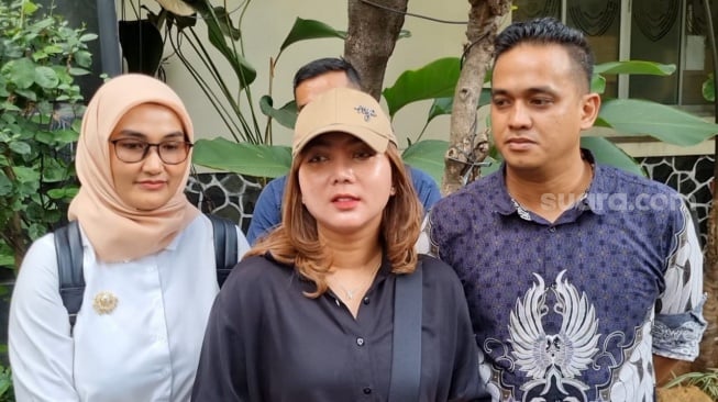 Pratiwi Noviyanthi usai memberikan keterangan terkait laporan terhadap Alvin Lim di Polda Metro Jaya, Jakarta, Rabu (18/12/2024). [Suara.com/Adiyoga Priyambodo]