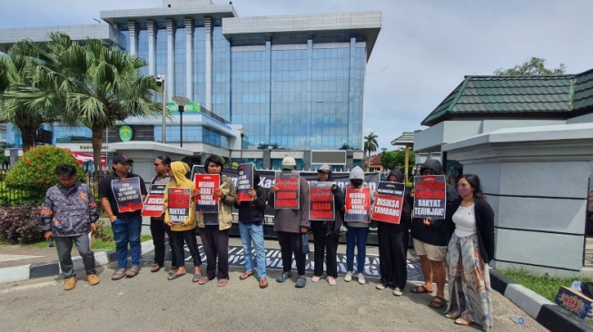 Aksi Koalisi Masyarakat Sipil di depan Kantor Gubernur Kaltim. [Presisi.co]