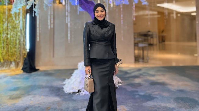 Aurel Hermansyah dalam outfit serba hitam. [Instagram]