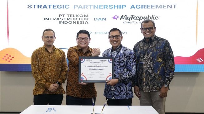 (Kiri ke Kanan) Chief Technology Officer MyRepublic Hendra Gunawan, Chief Executive Officer MyRepublic Timotius Max Sulaiman, Direktur Utama TIF I Ketut Budi Utama, dan Direktur Planning & Operations TIF Suharyoto dalam acara penandatanganan perjanjian kerja sama strategis antara PT Telkom Infrastruktur Indonesia (TIF) dan PT Eka Mas Republik (MyRepublic) di Telkom Landmark Tower, pada Senin (16/12/2024) (Dok. Telkom)