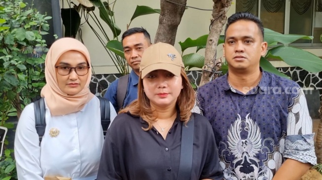 Pratiwi Noviyanthi usai memberikan keterangan terkait laporan terhadap Alvin Lim di Polda Metro Jaya, Jakarta, Rabu (18/12/2024). [Suara.com/Adiyoga Priyambodo]