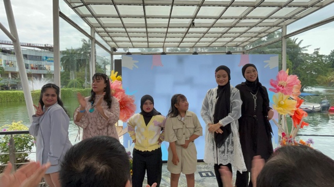 Momen gemas dan haru model disabilitas fashion show pakai rancangan busana desainer ternama di ajang Harmoni Inklusif, Sabtu (14/12/2024) (Suara.com/Dini Afrianti Efendi)