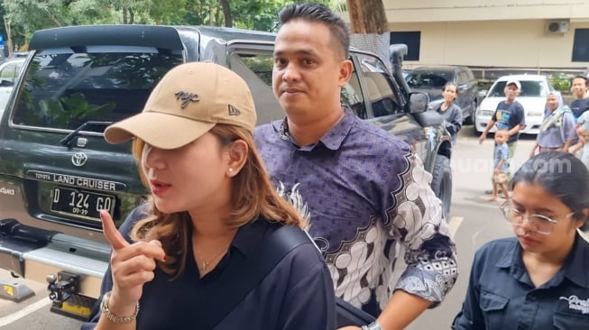 Pratiwi Noviyanthi atau Teh Novi jelang dimintai keterangan atas laporannya terhadap Alvin Lim di Polda Metro Jaya, Jakarta, Rabu (18/12/2024) [Suara.com/Adiyoga Priyambodo].