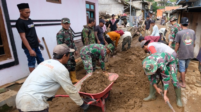 Relawan bersama warga dan TNi menyingkirkan material longsor yang menutup jalan di lokasi bencana tanah longsor di Gunung Wuluh, Canggal, Candiroto, Temanggung, Jawa Tengah, Rabu (18/12/2024). (ANTARA FOTO/Anis Efizudin).