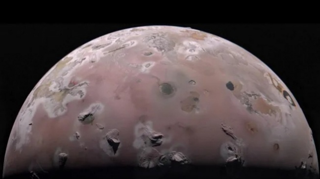 Bulan Jupiter Io yang punya 400 gunung berapi. [NASA/JPL-Caltech/SwRI/MSSS; Gerald Eichstädt]