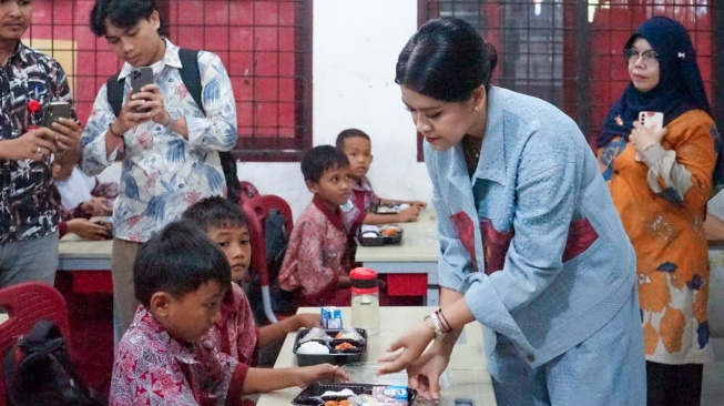 Kahiyang Ayu Uji Coba Makan Bergizi Gratis. [dok Pemkot Medan]