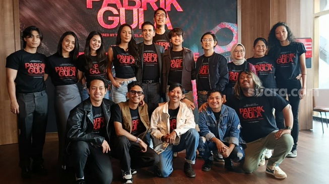 Erika Carlina, Arbani Yasiz bersama pemain film Pabrik Gula saat konferensi pers di Kuningan, Jakarta Selatan pada Kamis (19/12/2024). [Suara.com/Rena Pangesti]