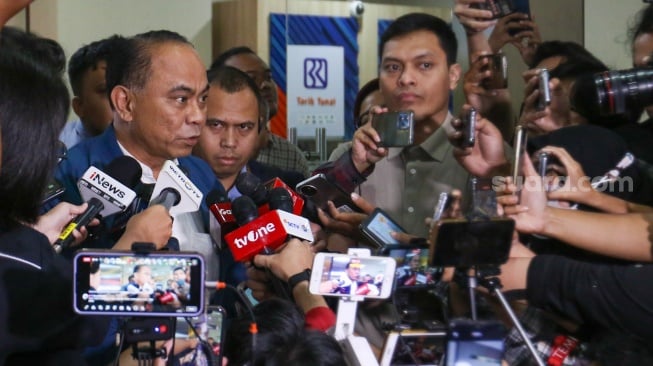 Menteri Koperasi Budi Arie Setiadi memberi keterangan usai menjalani pemeriksaan di Bareskrim Polri, Jakarta, Kamis (19/12/2024). [Suara.com/Alfian Winanto]