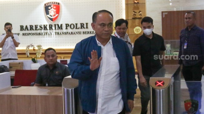 Menteri Koperasi Budi Arie Setiadi usai menjalani pemeriksaan di Bareskrim Polri, Jakarta, Kamis (19/12/2024). [Suara.com/Alfian Winanto]