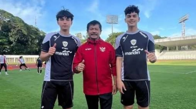 Timothy Baker (kiri), kakak Matthew Baker bersama pelatih Timnas Indonesia U-20 Indra Sjafri. [Dok. Instagram Stories Indra Sjafri]