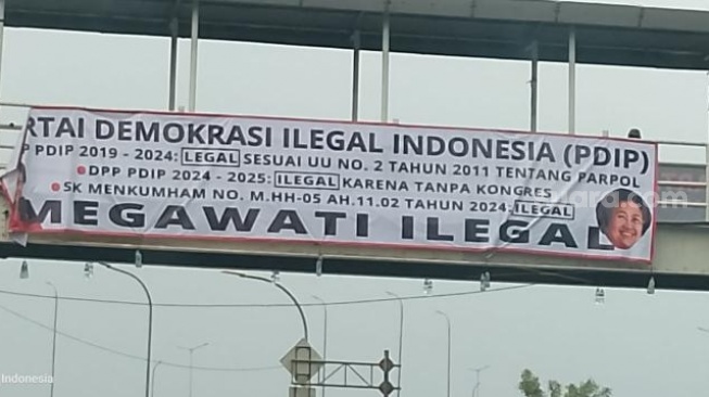 Marak spanduk yang menarasikan PDIP yang dipimpin Megawati Soekarnoputri ilegal. (ist)