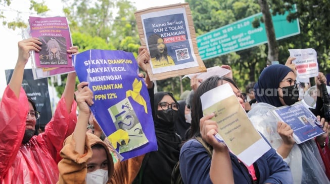 Warga melakukan aksi demontrasi menolak kenaikan PPN 12 persen di seberang Istana Negara, Jakarta, Kamis (19/12/2024). [Suara.com/Alfian Winanto]