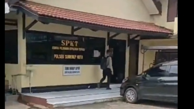 Viral anggota polisi di Polsek Sumenep Kota disebut arogan hingga menantang warga duel carok. (tangkapan layar/X)