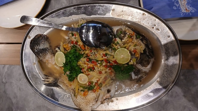 Menu Steam Limau di Kurnia Seafood Semarang. [Suara.com/Budi Arista Romadhoni]