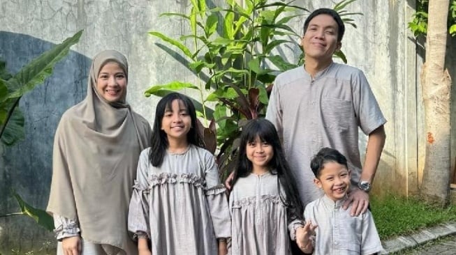 Desta dan Natasha Rizki bersama keluarga kecil mereka (Instagram)