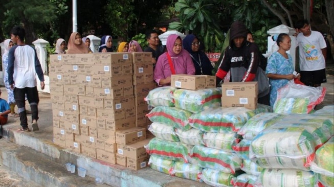 Banjir Rob Tak Menghalangi Penyaluran Bantuan di Kepulauan Seribu