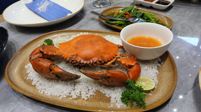 Kepiting Mandi Garam dari Kurnia Seafood Semarang. [Suara.com/Budi Arista Romadhoni]