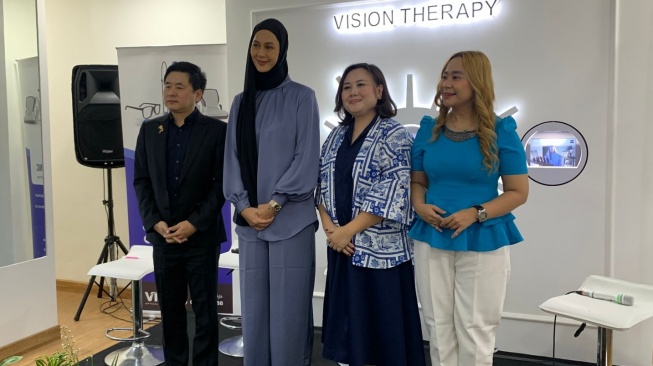 Paula Verhoeven di Acara Grand Launching VIO Optical Clinic Sunter (Dok. Istimewa)