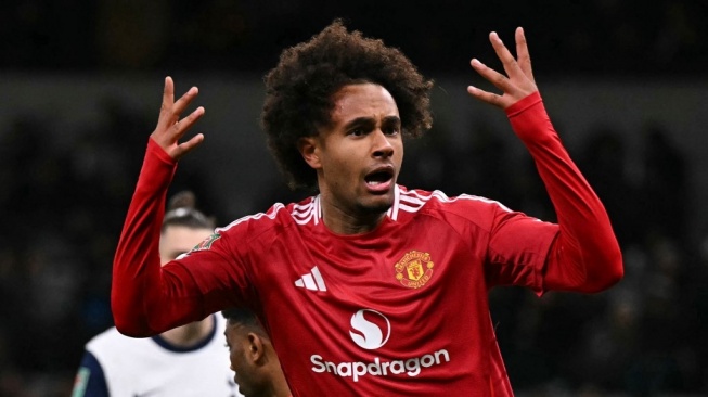 Penyerang Manchester United asal Belanda, Joshua Zirkzee merayakan gol pertama timnya selama pertandingan perempat final Piala Liga Inggris di Stadion Tottenham Hotspur di London, pada 19 Desember 2024. Tottenham memenangkan pertandingan dengan skor 4-3. Ben STANSALL / AFP