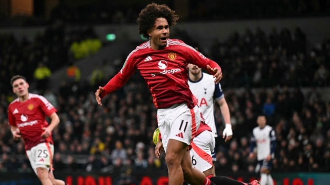Penyerang Manchester United asal Belanda, Joshua Zirkzee merayakan gol pertama timnya selama pertandingan pertandingan perempat final Piala Liga Inggris di Stadion Tottenham Hotspur di London, pada 19 Desember 2024. Tottenham memenangkan pertandingan dengan skor 4-3. Ben STANSALL / AFP