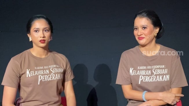 Aghniny Haque dan Marcella Zalianty dalam konferensi pers teater Karena Aku Perempuan yang digelar di kawasan MH. Thamrin, Jakarta Pusat, Kamis (19/12/2024). [Suara.com/Tiara Rosana]