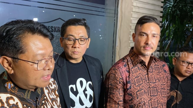 Hamish Daud usai berkonsultasi soal kasusnya di Ditreskrimsus Polda Metro Jaya, Kamis (19/12/2024). [Suara.com/Tiara Rosana]