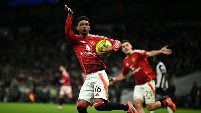 Gelandang Manchester United asal Pantai Gading, Amad Diallo merayakan gol kedua tim selama pertandingan perempat final Piala Liga Inggris di Stadion Tottenham Hotspur di London, pada 19 Desember 2024. Tottenham memenangkan pertandingan dengan skor 4-3. Ben STANSALL / AFP