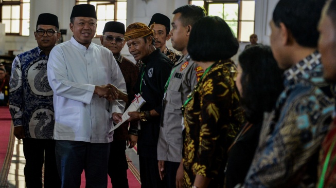 Menteri Agraria dan Tata Ruang/Kepala Badan Pertanahan Nasional (ATR/BPN) Nusron Wahid (kedua kiri) didampingi Gubernur Banten terpilih Andra Soni (kiri) dan Kepala Kantor Wilayah ATR/BPN Banten Sudaryanto (ketiga kiri) menyerahkan Sertipikat Hak Atas Tanah (SHAT) kepada warga di Masjid Raya Al-Bantani, Kota Serang, Banten, Jumat (20/12/2024). [ANTARA FOTO/Putra M. Akbar/gp/agr]