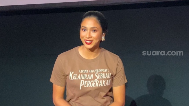 Aghniny Haque dalam konferensi pers teater Karena Aku Perempuan yang digelar di kawasan MH. Thamrin, Jakarta Pusat, Kamis (19/12/2024). [Suara.com/Tiara Rosana]