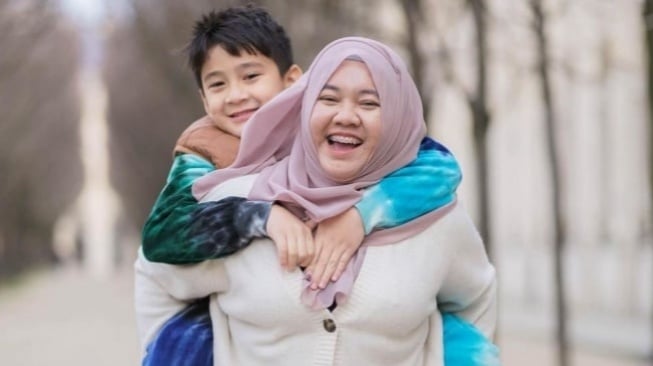 Jadi Anak Sultan, Rafathar Diajari Mba Lala Masak Telur Ceplok Sendiri