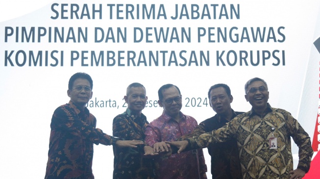 Ketua KPK Setyo Budiyanto (kanan) bersama empat Wakil Ketua KPK Fitroh Rohcahyanto (kedua kanan), Ibnu Basuki Widodo (kedua kiri), Johanis Tanak (kiri), dan Agus Joko Pramono (tengah) berfoto usai serah terima jabatan pimpinan dan dewan pengawas KPK periode 2024-2029 di Gedung Merah Putih KPK, Jakarta, Jumat (20/12/2024). [ANTARA FOTO/Reno Esnir]