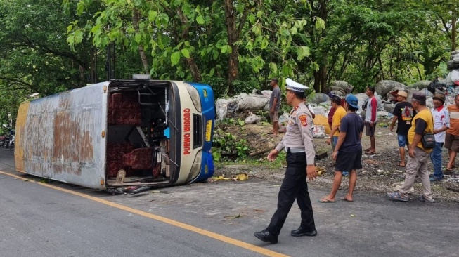 Gagal Pindah Gigi, Bus Purwo Widodo Terguling di Tanjakan Pok Cucak, Gunungkidul