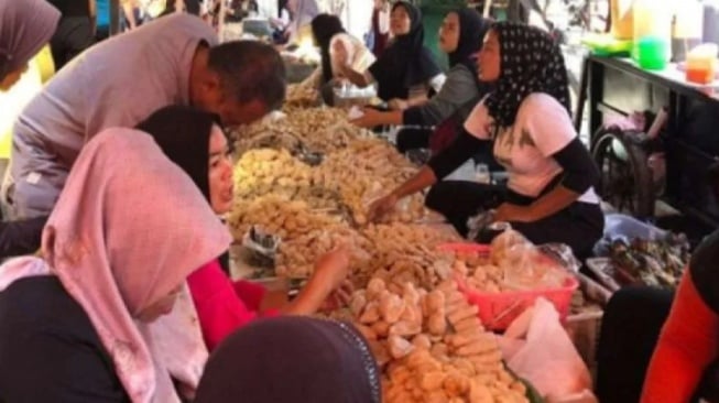 Sensasi Pempek Tumpah Rp1.000 Pasar 16 Ilir, Wajib Coba Saat ke Palembang