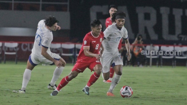 Gelandang Timnas Indonesia, Arkhan Fikri berusaha melewati sejumlah pemain Filipina dalam matchday keempat Grup B Piala AFF 2024 di Stadion Manahan, Solo, Sabtu (21/12/2024). [Suara.com/Ronald Seger Prabowo]