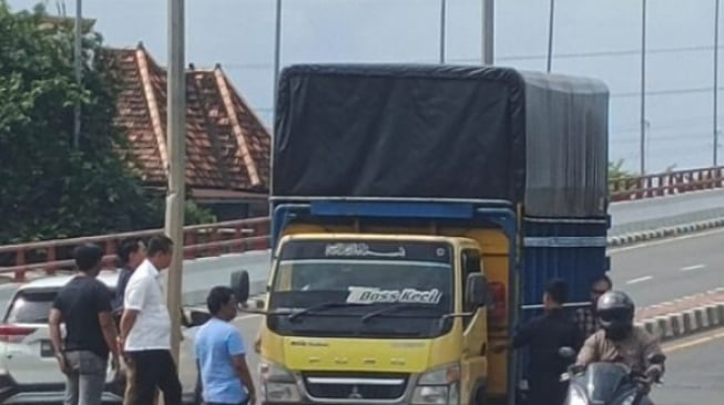 Preman Halangi Polisi Saat Penangkapan BBM Ilegal di Jalan Lingkar Selatan