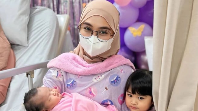 Gendong Bayi Baru Dilahirkan, Ria Ricis: Selamat Bergabung